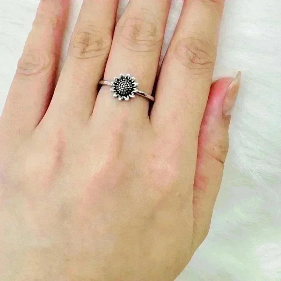 Vintage Sunflower Design Ring Silver Plated size 6 - Picture 1 of 6